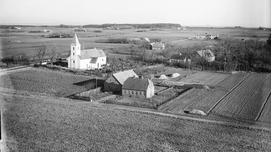 Luftfoto Beder Kirke 1950